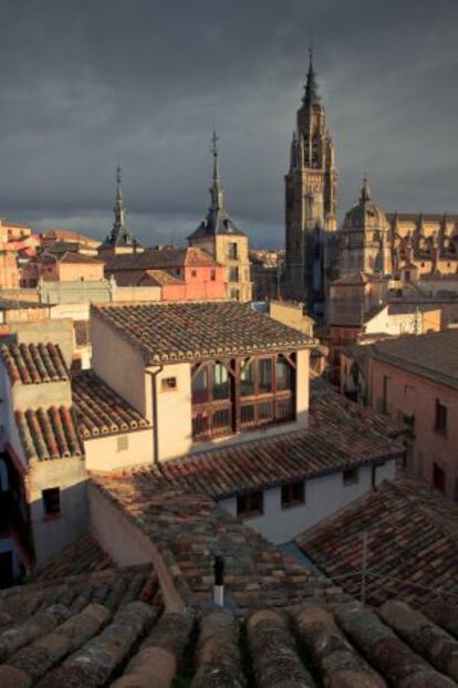 Panorámica de los tejados en Toledo, con la Catedral al fondo.