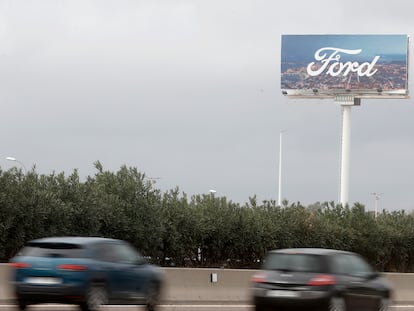 Dos vehículos circulan por la autovía a su paso por la factoría de Ford en Almusssafes (Valencia).