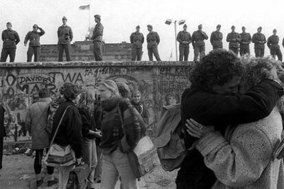 Un grupo de jóvenes celebran la caída del muro de Berlín.