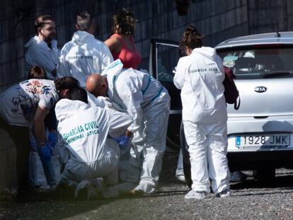 Agentes de la Guardia Civil inspeccionan el pasado lunes la zona donde se produjo el triple crimen.