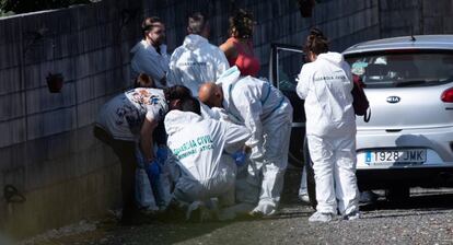 Agentes de la Guardia Civil inspeccionan el pasado lunes la zona donde se produjo el triple crimen.