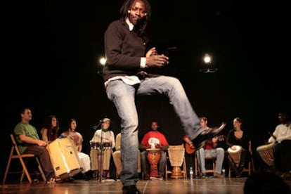 Paul Sagong, a cargo del taller de danzas africanas, baila en pleno ensayo de Madera de Cayuco.