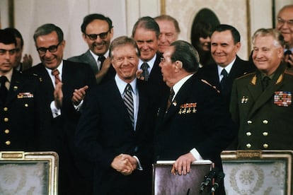 Carter y el líder de la Unión Soviética, Leonid Brézhnev, tras la firma del acuerdo del Tratado SALT II, el 18 de junio de 1979 en Viena. 