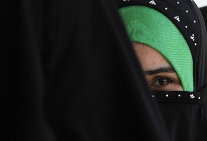 Una mujer hace cola para emitir su voto en un colegio electoral en Damhal Hanji Pora, al sur de Srinagar (India).