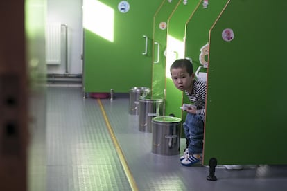 Las instalaciones sanitarias del contenedor WASH acostumbran a los niños a utilizar el váter y eso se convierte en presión para que sus familias construyan uno.