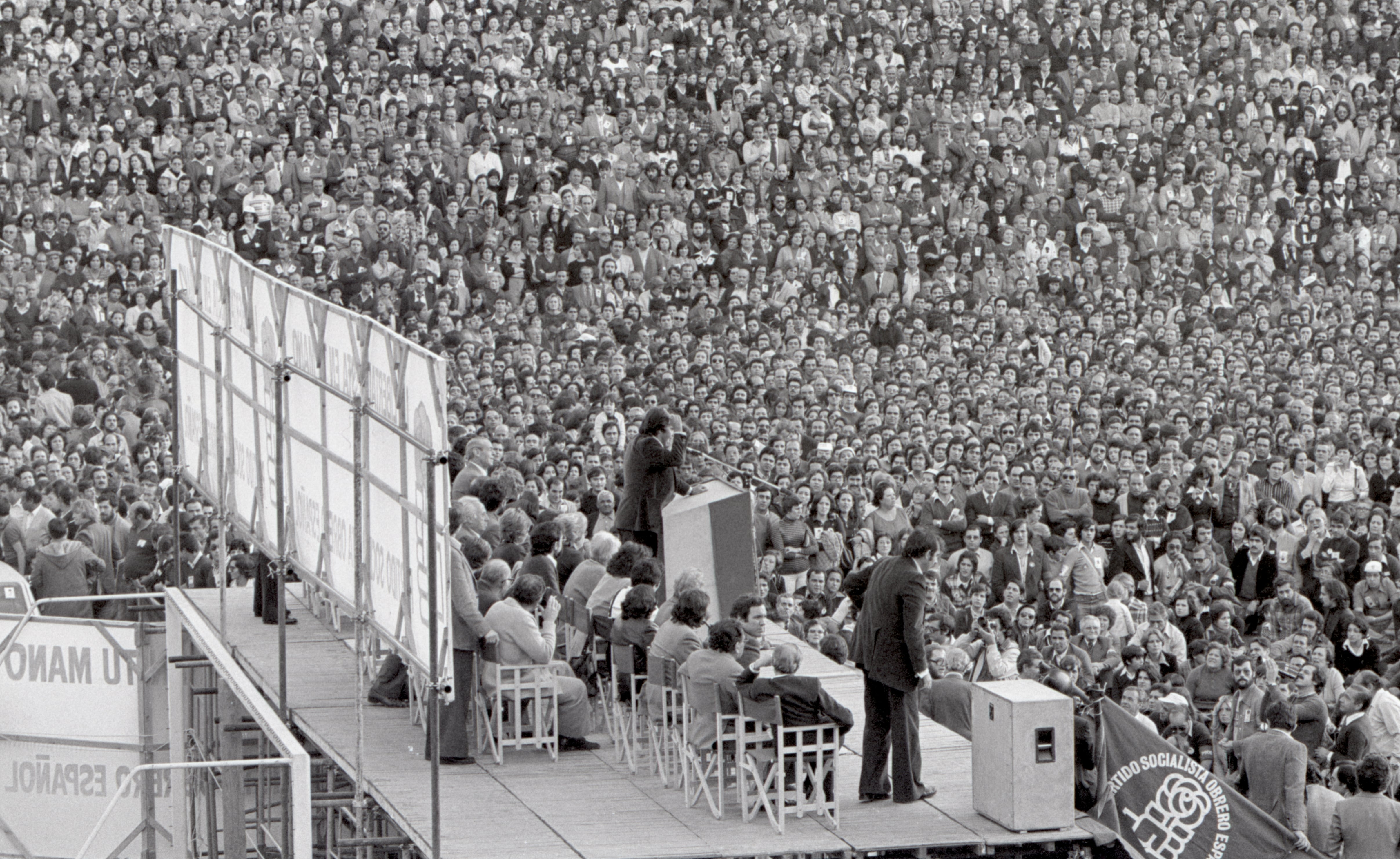 Felipe González en el mitin de cierre de campaña socialista en el estadio del Rayo Vallecano, en junio de 1977.