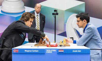 Carlsen realiza su primer movimiento frente a Giri, hoy en Wijk aan Zee