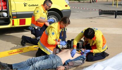 Simulacro en Vall d'Hebron de asistencia a un paciente con lesión medular
