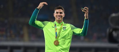 O brasileiro Thiago da Silva com a medalha de ouro do salto com vara.