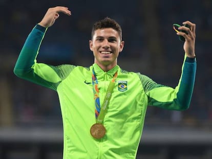 O brasileiro Thiago da Silva com a medalha de ouro do salto com vara.