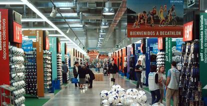 Una tienda de Decathlon, por dentro.