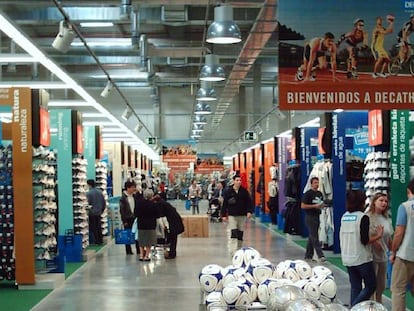 Una tienda de Decathlon, por dentro.