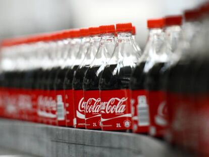 La caída del turismo en España impacta en las ventas de la embotelladora de Coca-Cola