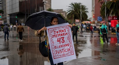 Hoy, a 10 años de la desaparición de los 43 estudiantes normalistas, miles de personas salieron a las calles de Ciudad de México a exigir justicia. 
