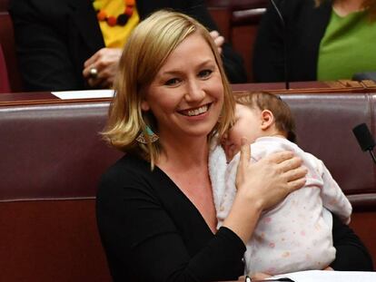 La parlamentaria australiana Larissa Waters, con su bebé en el Parlamento.