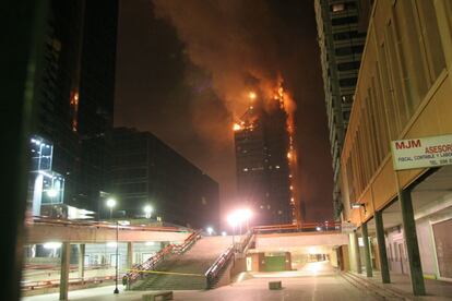 The whole of the nearby Azca pedestrian area, Raimundo Fernández Villaverde street and part of the Paseo de la Castellana were closed off during the night as firefighters battled the blaze, and throughout the following day.