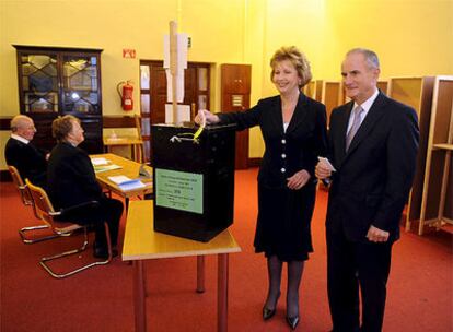 La presidenta irlandesa, Mary McAleese, introduce una papeleta en un centro electoral de Dublín.