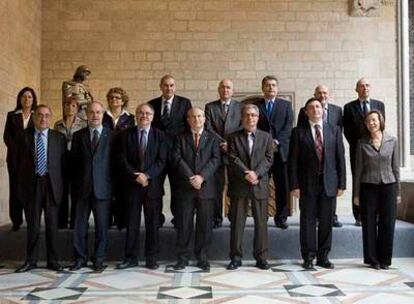Foto de familia del primer Gobierno de José Montilla el día de su toma de posesión, el 29 de noviembre de 2006.