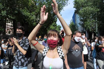 Estudiantes de secundaria en Atenas (Gracias) protestan exigiendo la eliminación del uso obligatorio de mascarillas y la contratación de más personal de limpieza.