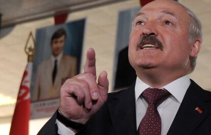 El presidente Lukashenko habla con la prensa tras los comicios.