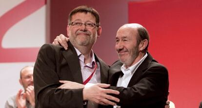 El nuevo líder del PSPV, Ximo Puig, abraza a Rubalcaba en la clausura del congreso valenciano. 