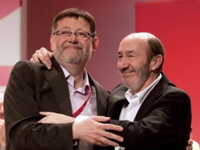 El nuevo líder del PSPV, Ximo Puig, abraza a Rubalcaba en la clausura del congreso valenciano. 