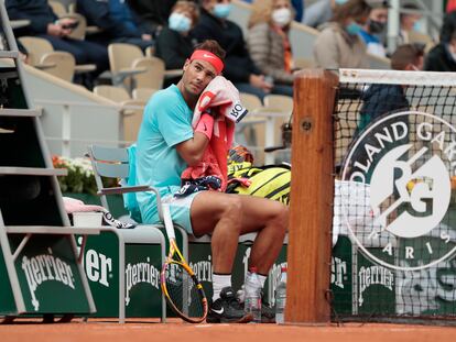 Nadal, durante un descanso en el partido frente a McDonald en París.