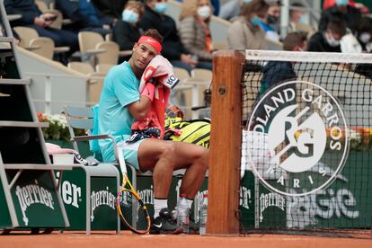 Nadal, durante un descanso en el partido frente a McDonald en París.