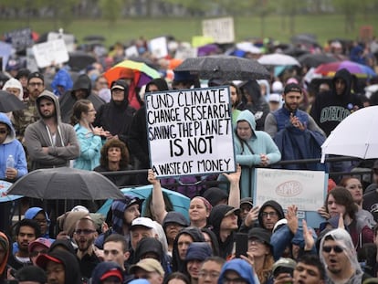 Un cartel en defensa del cambio climático en Washington.