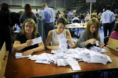 Tres encargadas del recuento de papeletas en un colegio electoral de Glasgow.