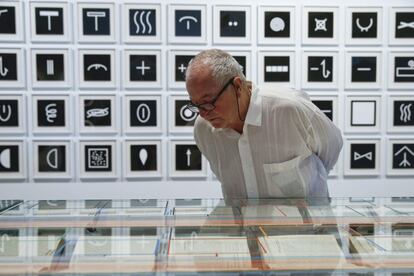 El xef Juan María Arzak observa alguns dels productes que poden contemplar-se a l'exposició del xef Ferran Adrià a Madrid.