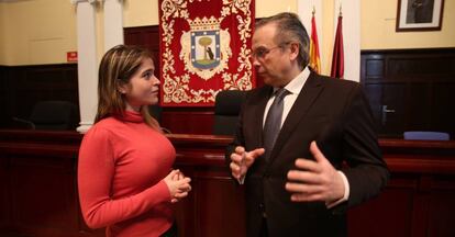 El concejal Antonio Miguel Carmona con Antonietta Ledezma.