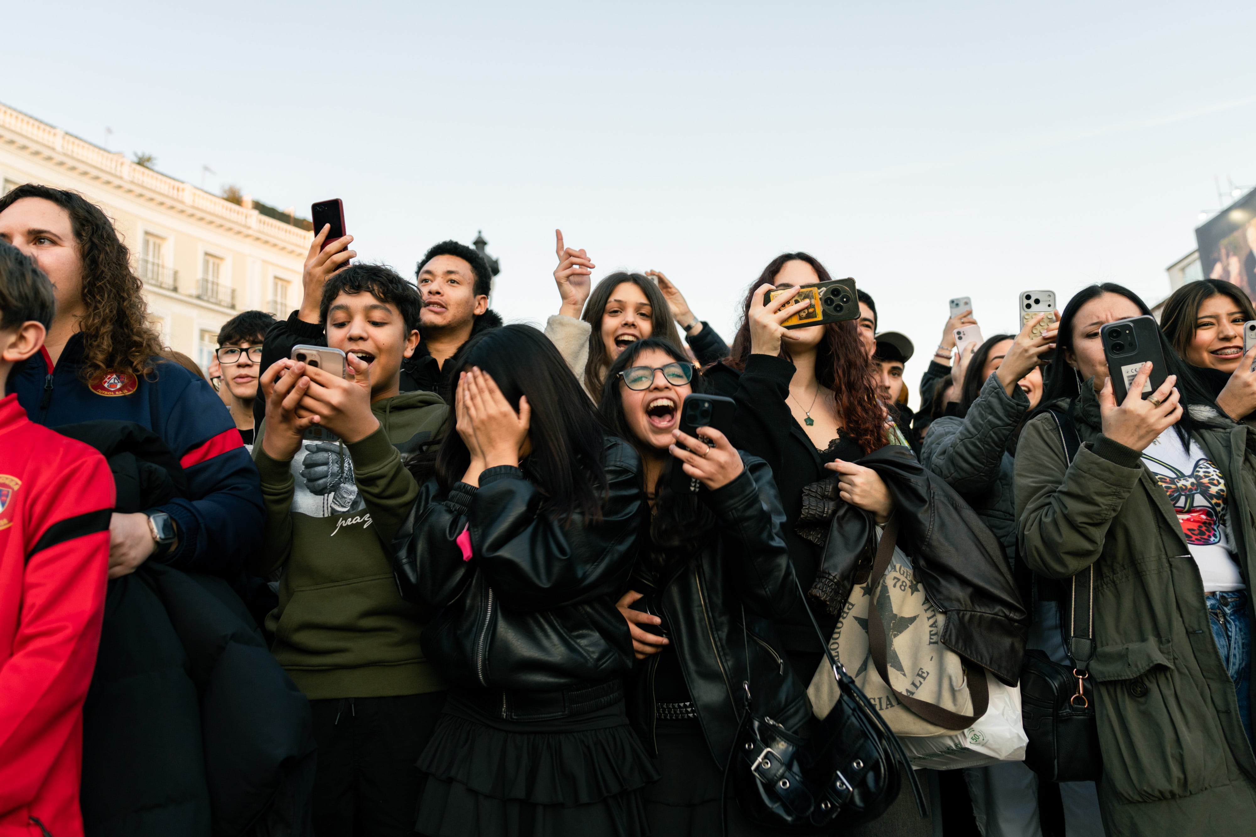Jóvenes esperan la llegada de 'therians' en la Puerta del Sol de Madrid el sábado.