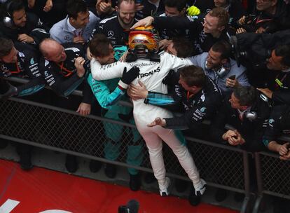 Lewis Hamilton celebra con su equipo la victoria en el Gran Premio de China.