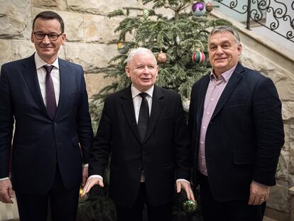 Desde la izquierda, Mateusz Morawiecki, Jaroslaw Kaczynski y Viktor Orbán, en enero de 2020 en Varsovia.