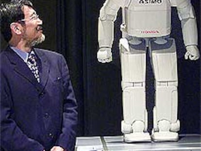 Kenichi Ogawa, con el robot <i>Asimo</i>, en Barcelona.