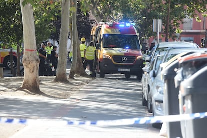 Equipos de emergencias trabajan en el bar donde se ha producido la explosión.