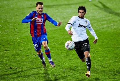 Gonzalo Guedes y Rober Correa pugnan por el balón