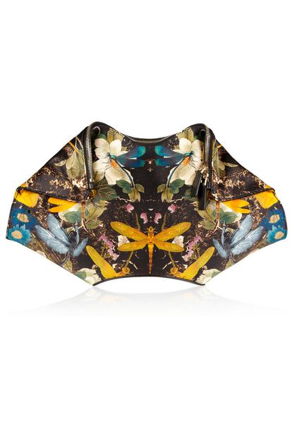 McQueen lanzó este invierno unos clutches que bajo el nombre 'De Manta' recuerdan a la forma de este animal marino. Para el verano, se actualiza con un estampado de flores y libélulas (325 euros).