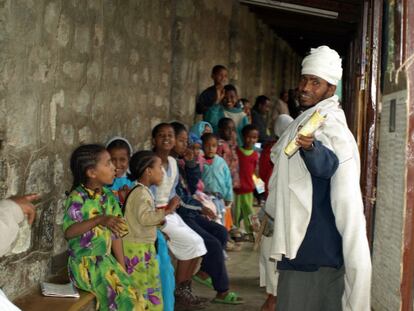Lectura en la iglesia, Addis Abeba. Para los niños más pobres el modo de acceder al conocimiento son las escuelas eclesiásticas donde recitan el abecedario y pasajes bíblicos. Esta está en la zona de Arat Kilo, cerca del Museo Nacional de Etiopía, donde se conservan los restos de Lucy, el homínido más antiguo.