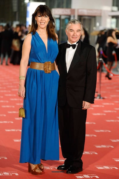 Mabel Lozano vestida con un traje de seda y cuello halter en azul vivo, con sandalias de cuña y cinturón ancho. Igual para una tarde de verano es correcto pero para una alfombra roja no tiene salida.