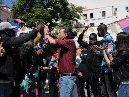 Pablo Iglesias, aclamado por un grupo de inmigrantes durante su acto electoral de este domingo en el barrio madrileño de Lavapiés.