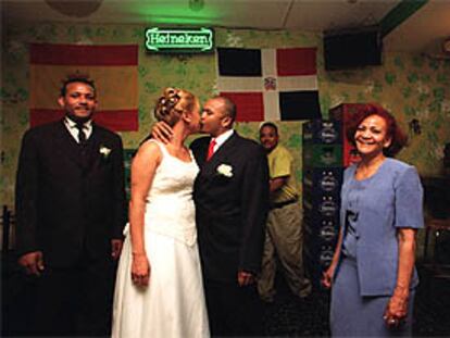 Los dominicanos Frank Félix Hernández Osoria y Elizabeth Díaz Bolaños celebraron ayer su boda en el bar La Esquina Caribeña, en Tetuán.