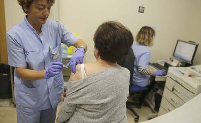 Una persona mayor recibe una vacuna durante la campaña de vacunación antigripal, en el ambulatorio Amara Berri, en San Sebastián (Gipuzkoa).