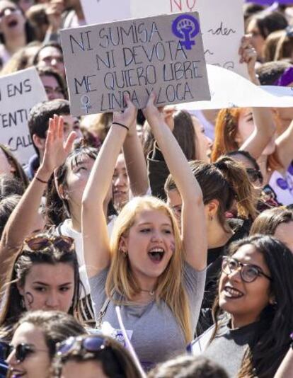 España volvió a convertirse en referencia internacional con la segunda huelga de mujeres del 8 de marzo, después de que no haya habido avances en la lucha contra la violencia machista, la desigualdad salarial y el acceso a puestos de responsabilidad. Este año, con la irrupción de Vox, regresaron debates superados, como el aborto.