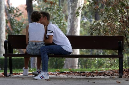 Una pareja de j&oacute;venes, el pasado viernes en el parque del Retiro.