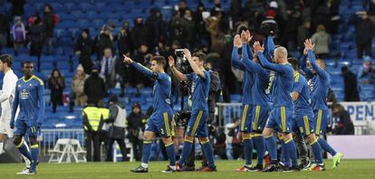 Los futbolistas del Celta aplauden a sus aficionados tras el triunfo ante el Real Madrid.