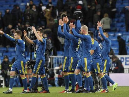 Los futbolistas del Celta aplauden a sus aficionados tras el triunfo ante el Real Madrid.