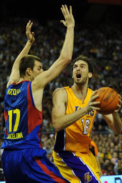 Pau Gasol busca hacerse un hueco para el lanzamiento ante la oposición de Fran Vázquez.