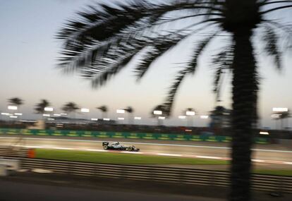 El coche de Lewis Hamilton en el circuito de Yas Marina.